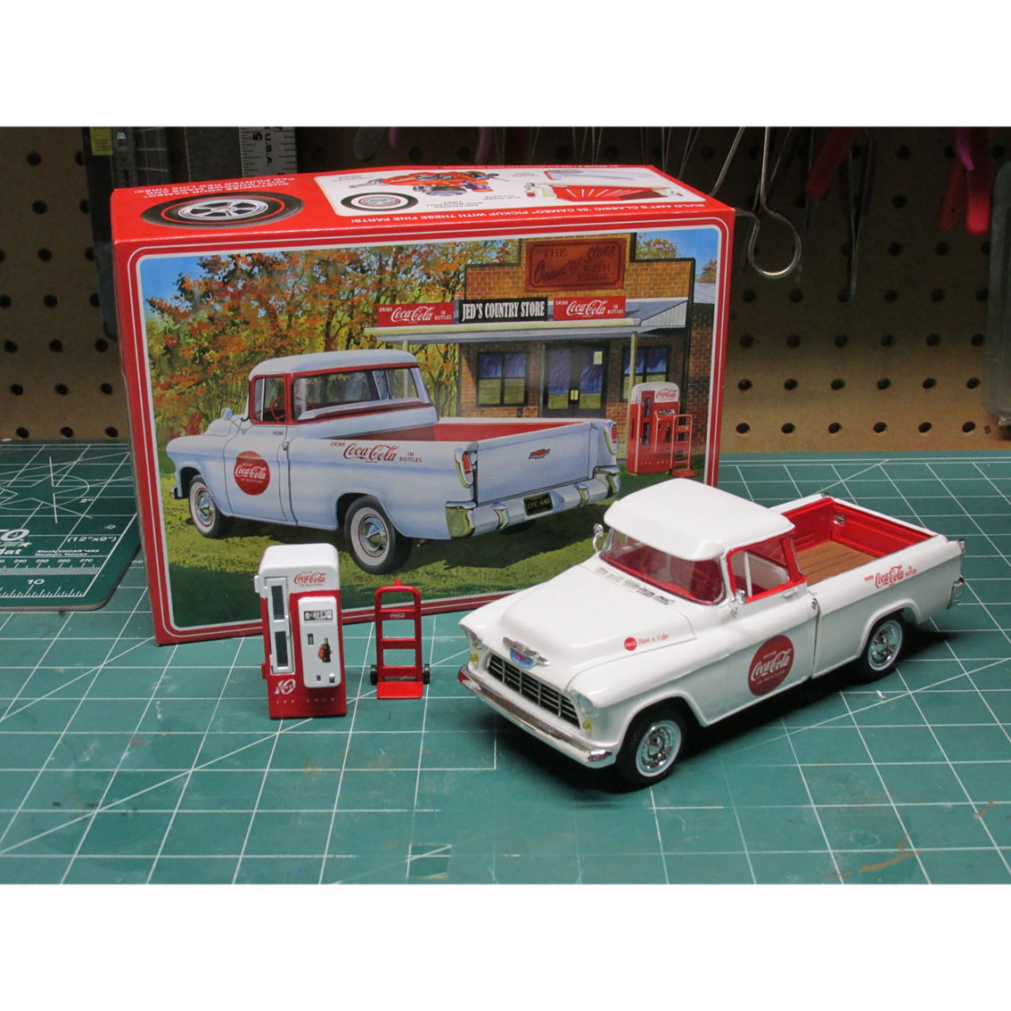 AMT 1955 Chevy Cameo Pickup (Coca-Cola) 1:25 Scale Model Kit - Image 6 of 7