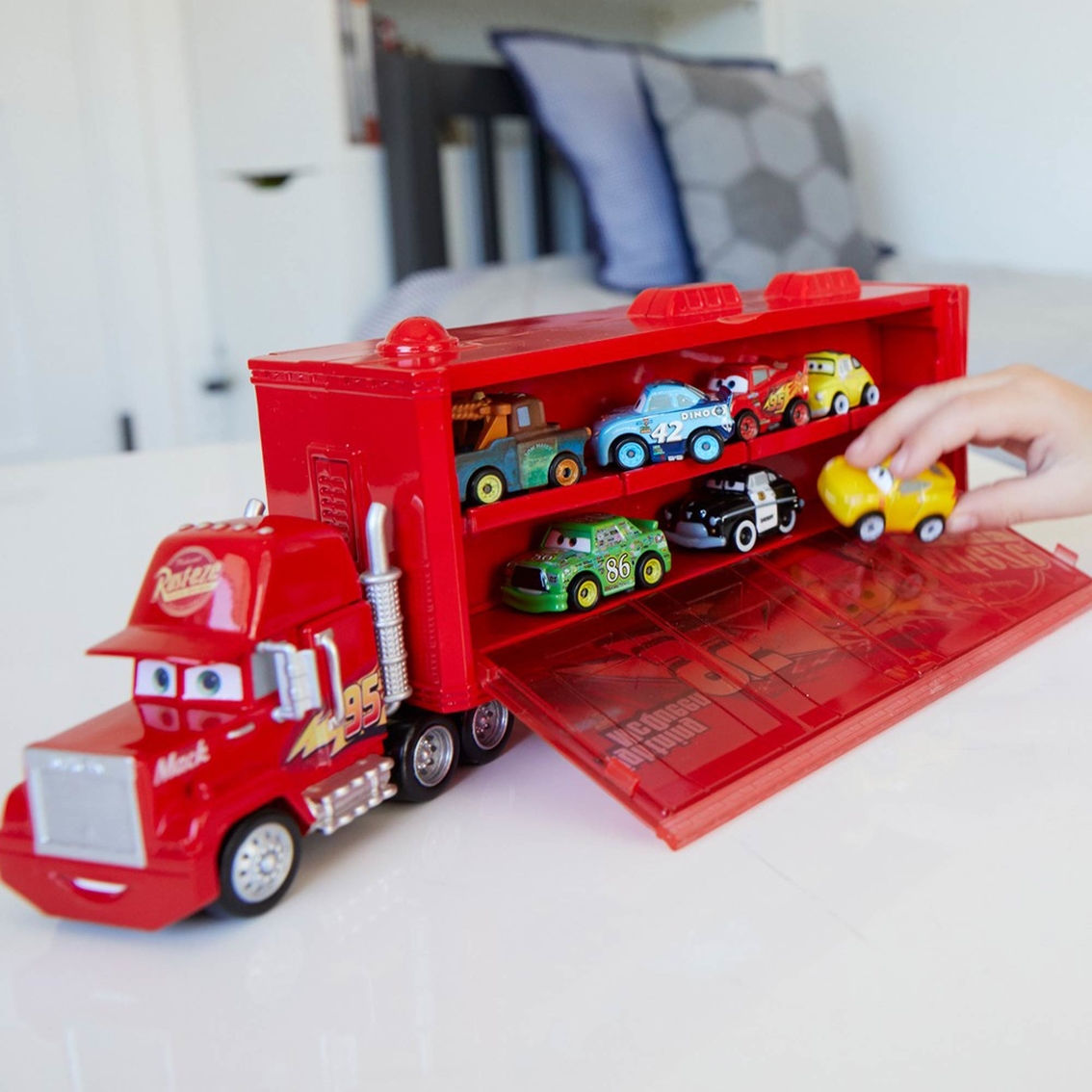  Mattel ​Disney and Pixar Cars Toys, Mini Racers On-the-Go Show  Time Playset with 1 Mini Ivy Truck, Accessories & Portable Case : Toys &  Games