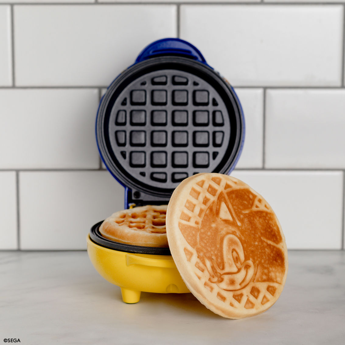 Uncanny Brands Sonic the Hedgehog Mini Waffle Maker - Image 6 of 10