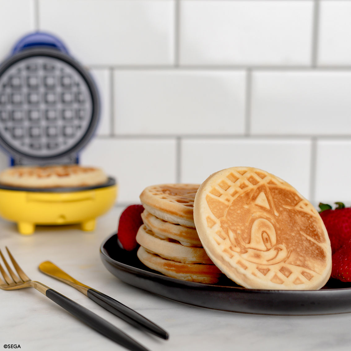 Uncanny Brands Sonic the Hedgehog Mini Waffle Maker - Image 7 of 10