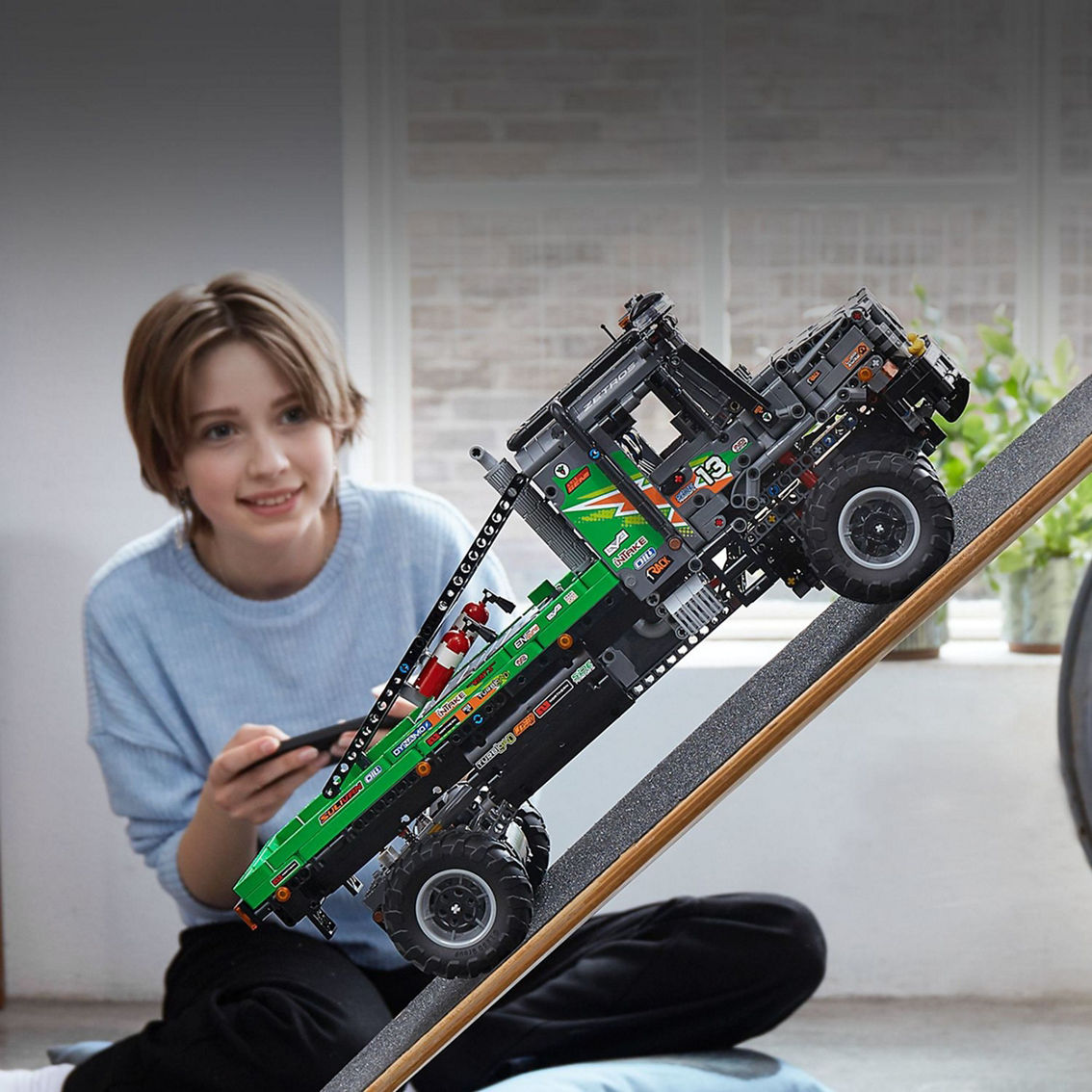 LEGO Technic App-Controlled 4x4 Mercedes-Benz Zetros Trial Truck 42129 - Image 5 of 10