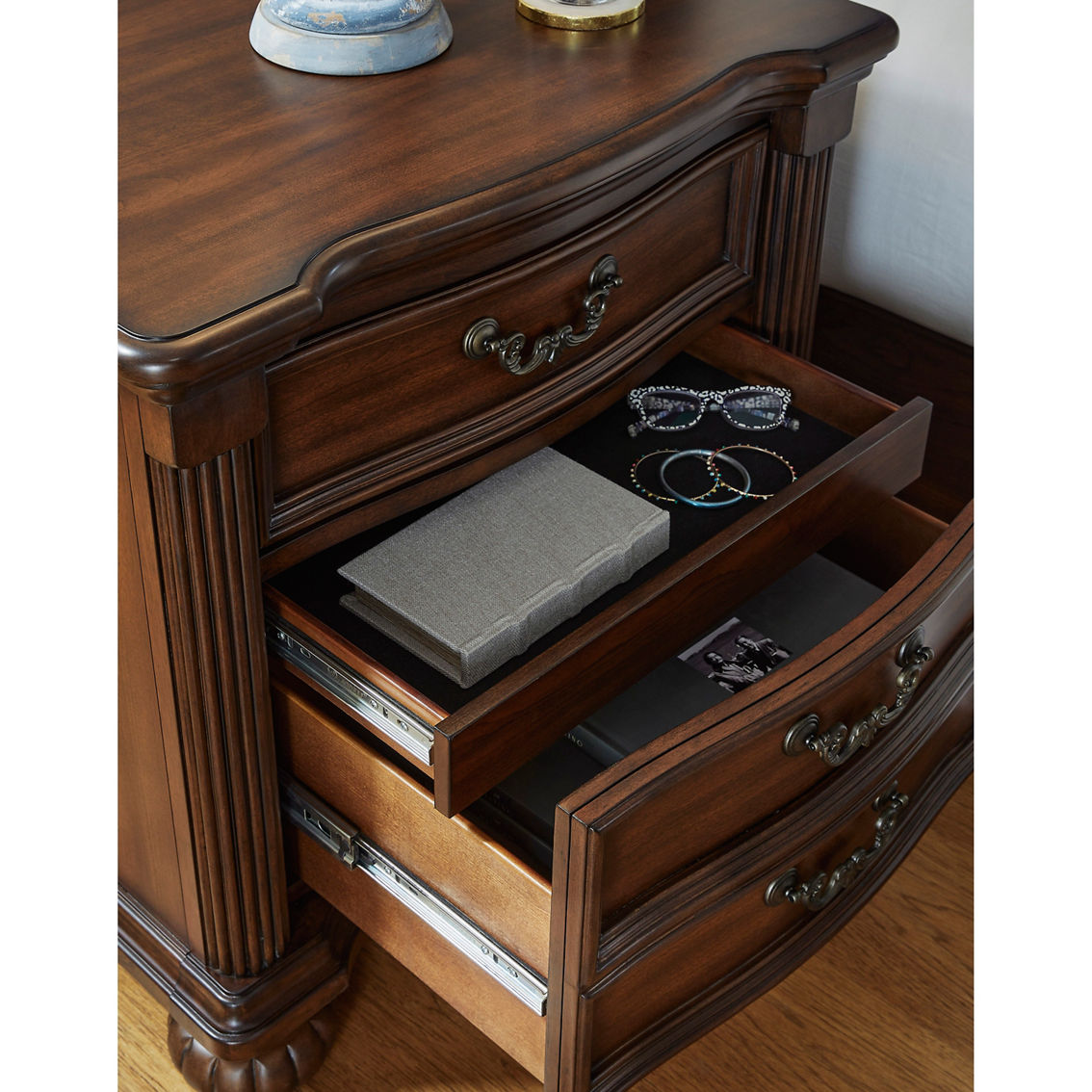 Signature Design by Ashley Lavinton Nightstand - Image 7 of 8