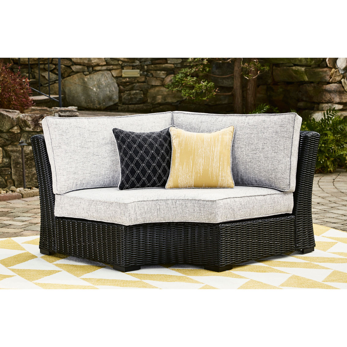 Signature Design by Ashley Beachcroft 5 pc. Outdoor Sectional with Firepit Table - Image 5 of 9