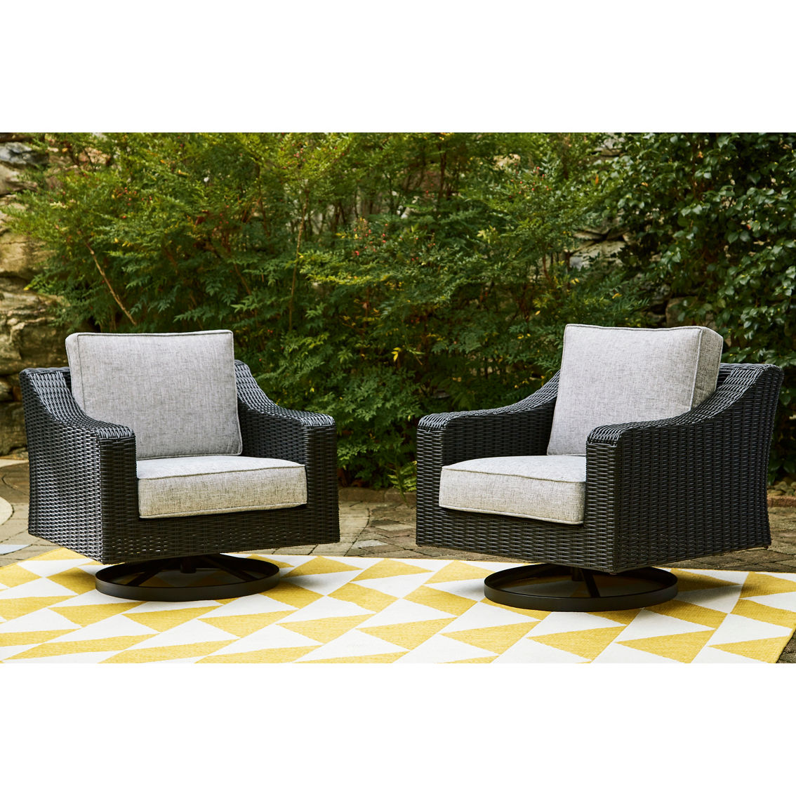 Signature Design by Ashley Beachcroft 5 pc. Outdoor Set including Firepit Table - Image 3 of 7