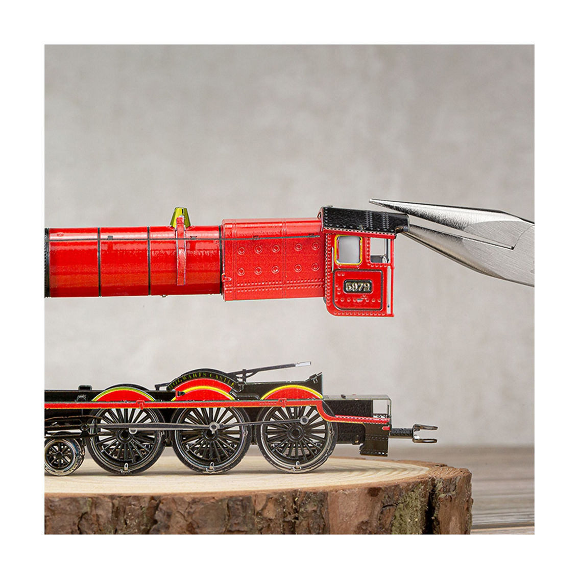 Fascinations Metal Earth 3D Model Kit - Harry Potter Hogwarts Express with Track - Image 5 of 5