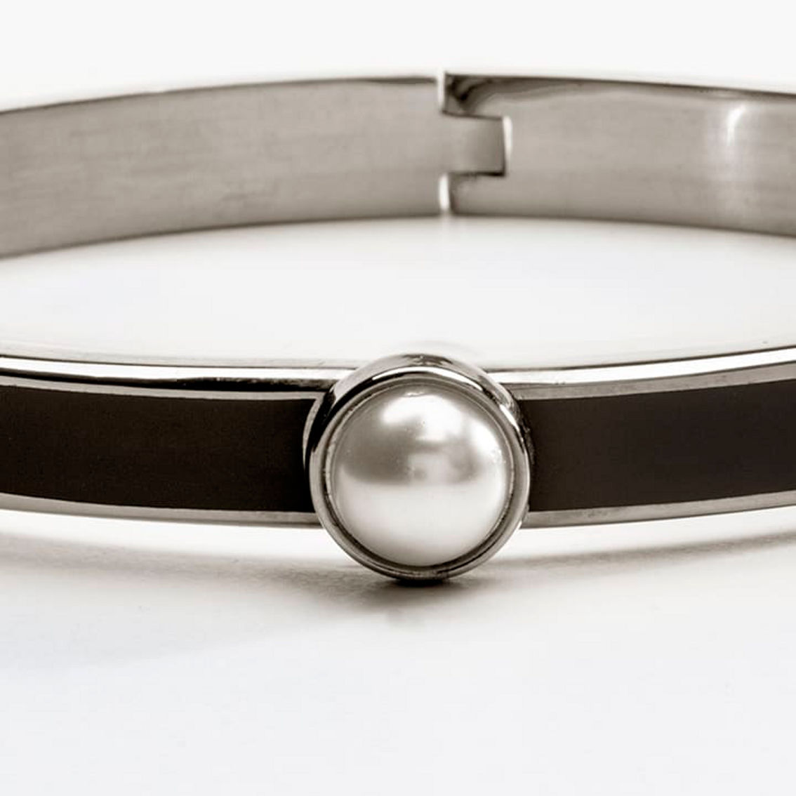 Halcyon Days 6mm - Skinny Cabochon Pearl Hinged Bangle - Image 2 of 2
